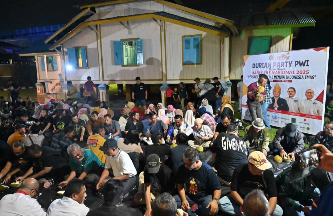 Ratusan Peserta  HPN 2025 Riau  Tumpah Ruah ikuti Acara Durian Party PWI di Rumah Singgah Tuan Kadi
