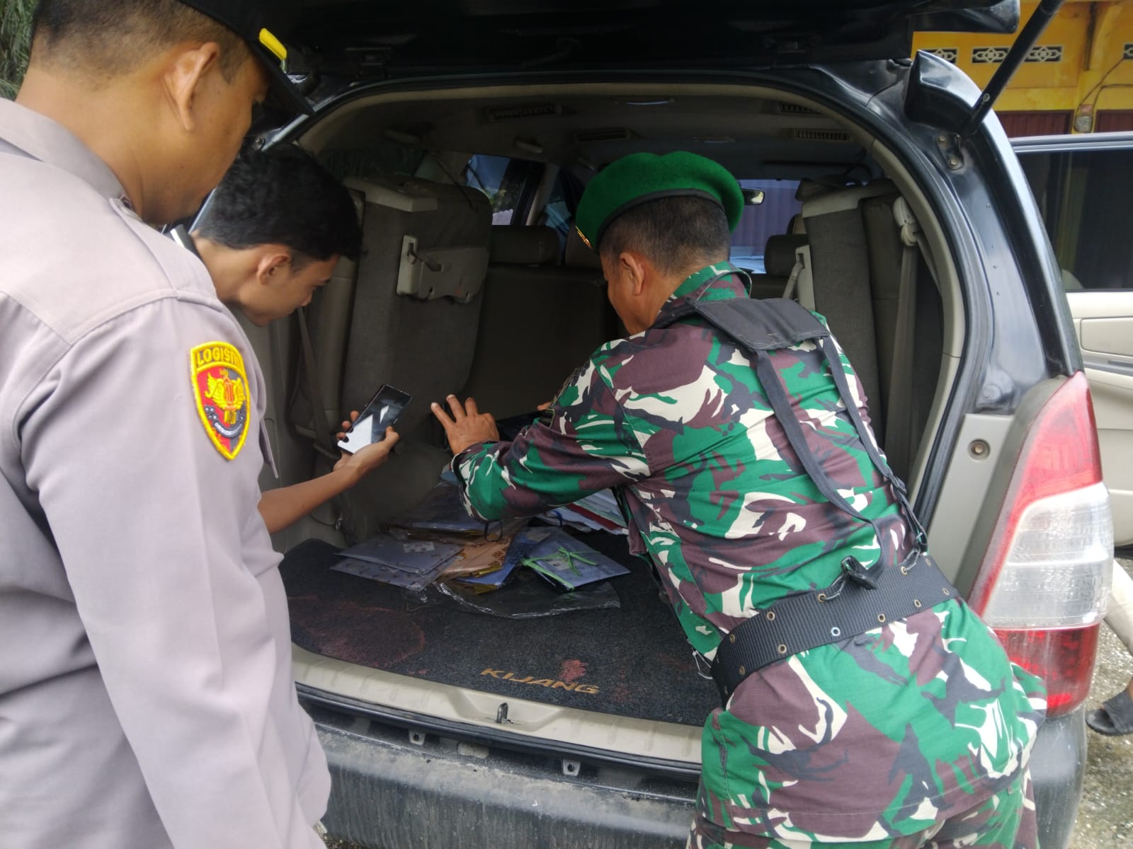 Tim Gakkumdu Temukan APK Paslon 03 di Lokasi PSU Siak