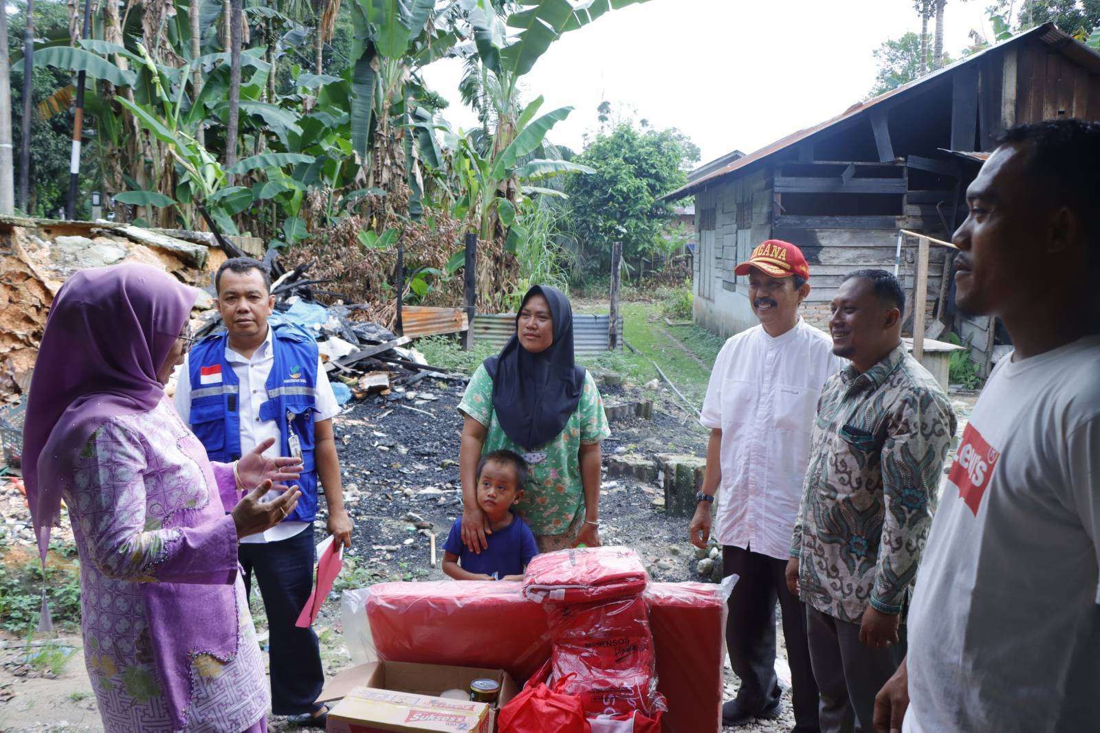 Wakil Bupati Kampar Serahkan Bantuan Korban Kebakaran di Desa Danau Bingkuang 