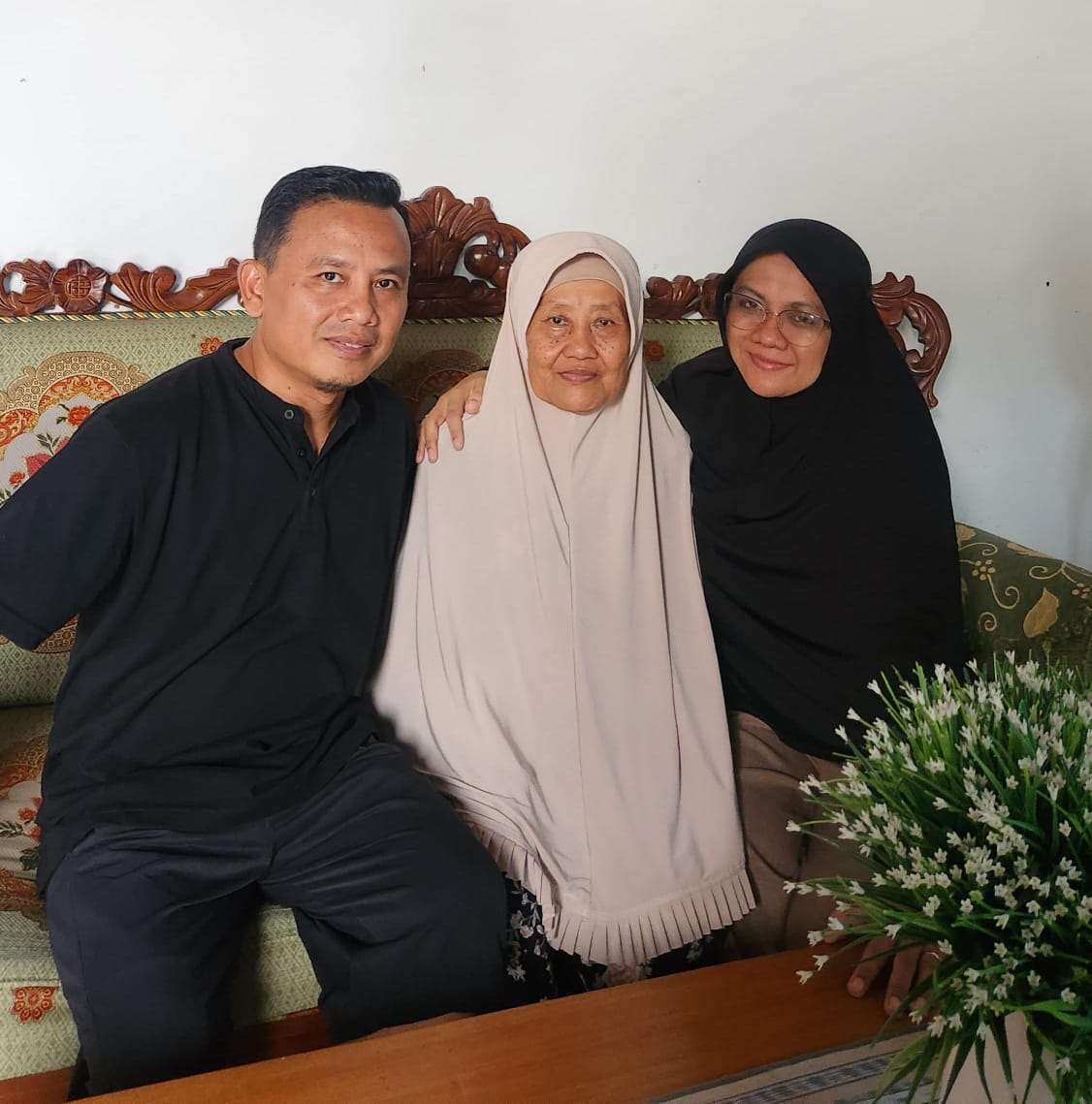 Usai Menang di Pilkada Siak, Afni Temui Ibu Mertua di Tegal, Jawa Tengah