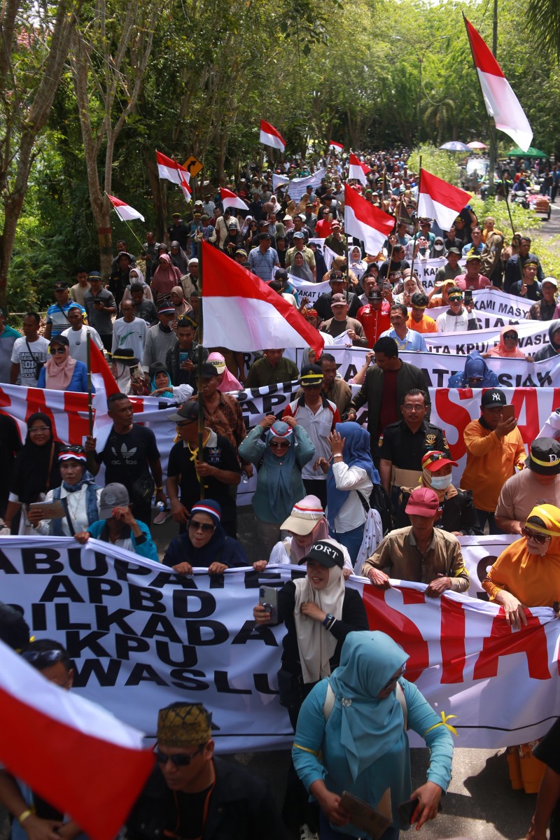 Ribuan Masyarakat Siak Turun ke Jalan, Suarakan Tolak PSU Jilid 2 dan  Desak Lantik Bupati Afni