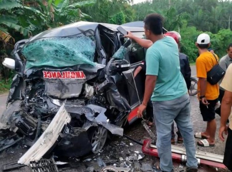 Lakalantas Maut, Sopir  Ambulans dan Pasien yang Dibawanya Tewas Ditabrak  Land Cruiser di Jalintim