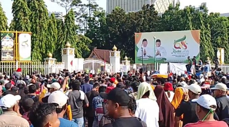 Ribuan Warga Kepung Kantor Gubernur Riau, Tuntut Kepastian Nasib di Tesso Nilo