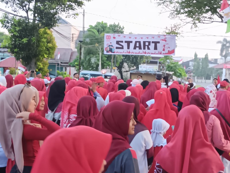 Meriahkan HUT ke-80 RI, Ratusan Warga Duta Mas RW 03 Ikuti Jalan Santai