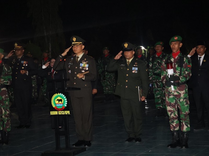 Dandim 0313/KPR Pimpin Apel Kehormatan dan Renungan Suci di TMP Eka Kesuma Bakti 
