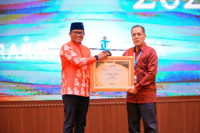 Bupati Zukri Terima Penghargaan Sebagai Kepala Daerah Paling Inovatif