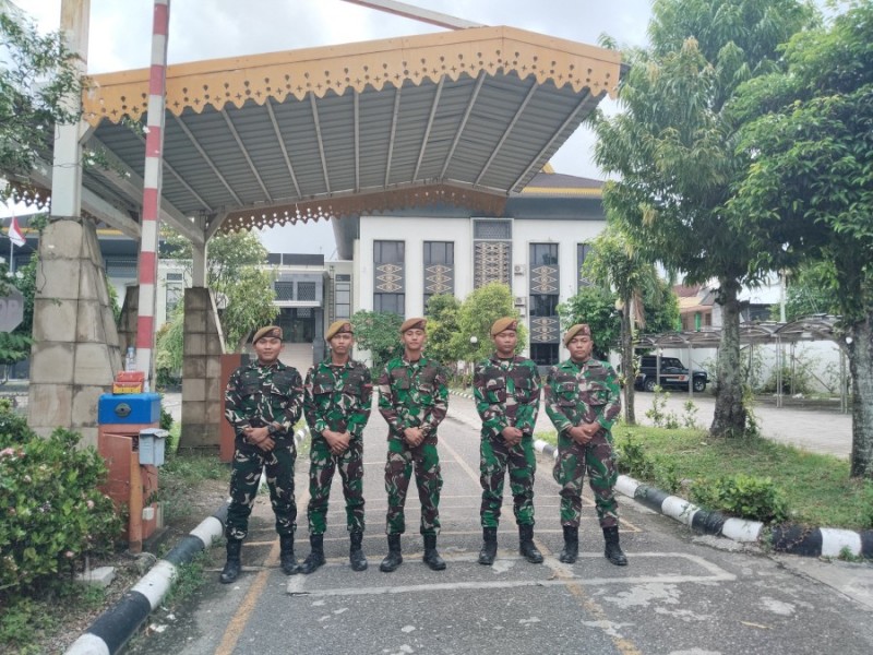 Akses Masuk ke Gedung DPRD Pekanbaru Dijaga Ketat TNI