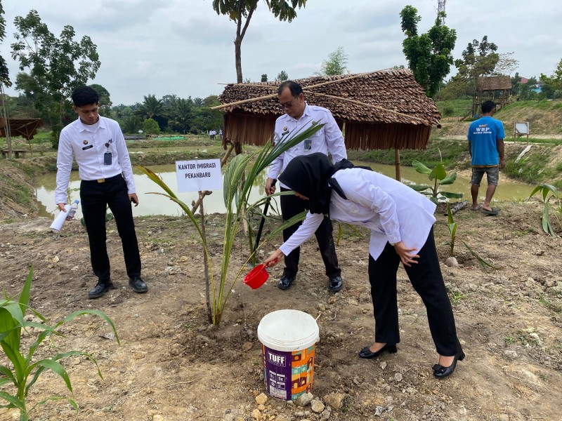 Dukung Kelestarian Lingkungan, Imigrasi Pekanbaru Lakukan Penanaman  Pohon Kelapa