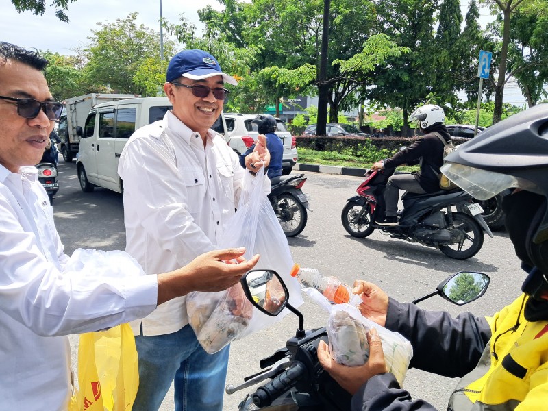PWI Riau bagikan 600 Nasi Bungkus untuk Pengendara di Jumat Berkah