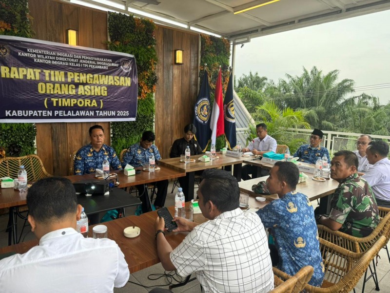 Kepala Kantor Imigrasi Kelas I TPI Pekanbaru, Ryang Yang Satiawan dalam rapat Timpora 2025 Kabupaten Pelalawan.(ist)