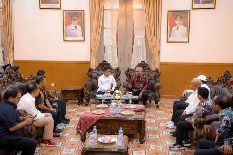 Ketua Umum PWI Pusat, Akhmad Munir saat menggelar pertemuan dengan Gubernur Banten, Andra Soni di Gedung Negara, Serang, Kamis (18/9). Foto:ist