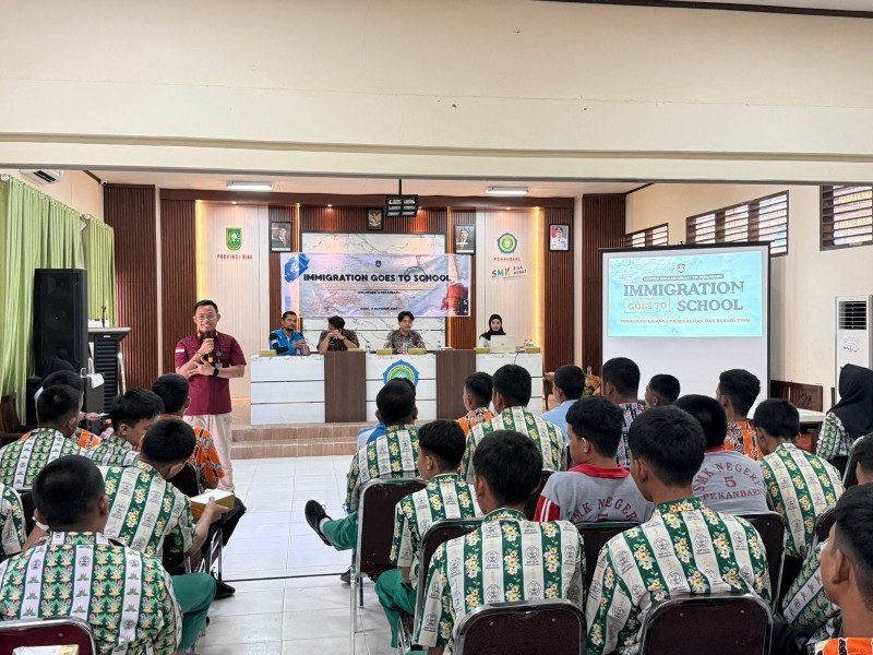 Dekatkan Layanan ke Generasi Muda, Imigrasi Pekanbaru Hadir di SMK Negeri 5 Pekanbaru