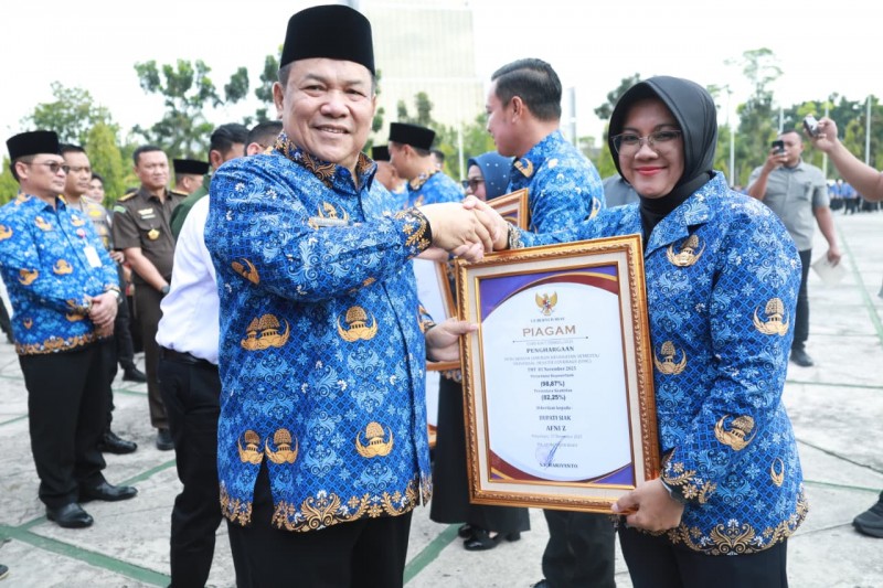 Bupati Siak Terima Penghargaan UHC di Tengah Ujian Keluarga