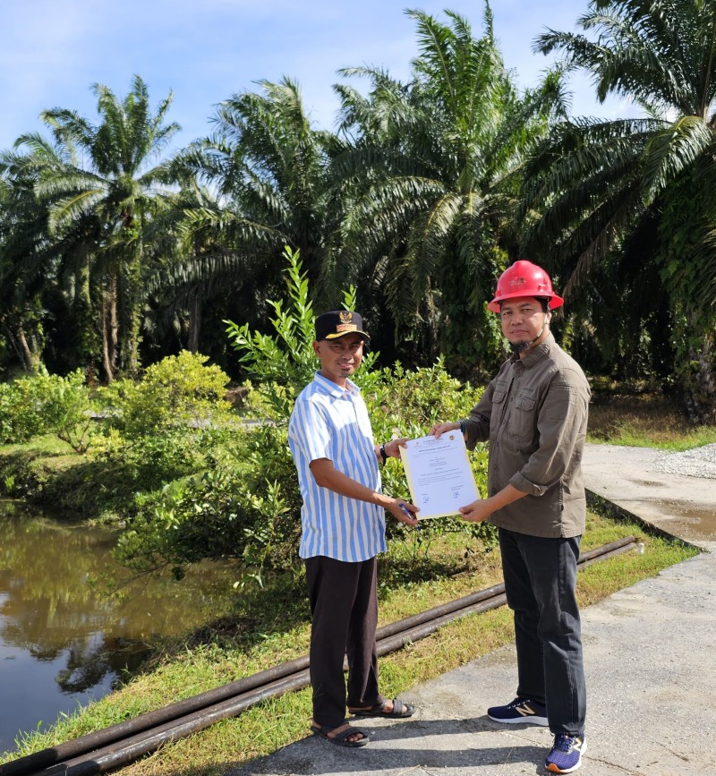 PT BSP  Salurkan Bantuan Tiang Listrik untuk Kampung Bandar Pedada 