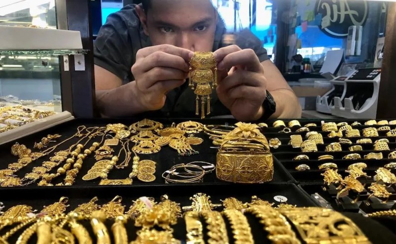 Harga Emas Antam Longsor di Akhir Pekan, Cek Daftar Lengkapnya