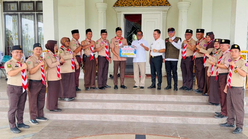 Bupati Pelalawan Terima Bantuan Bencana Sumatera dari Kwarcab Gerakan Pramuka 0411