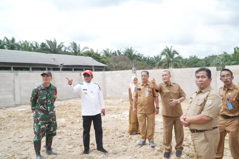 Bupati Zukri Tinjau Progres Pembangunan Gerai Koperasi Merah Putih di Terantang Manuk