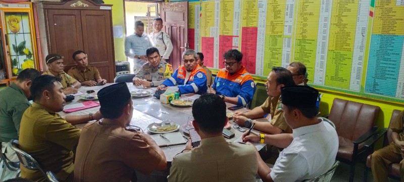 Percepatan Penanganan Banjir, PT BSP Turunkan Long Arm Bersihkan Kanal Ring 1 di Dosan - Pekanbaruexpress