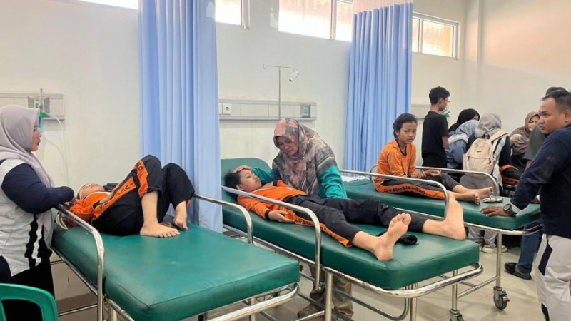 Bupati Siak Tinjau Korban yang Trauma  Akibat Ambruknya Bangunan Tangsi Belanda - Pekanbaruexpress