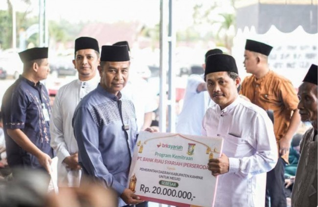 Safari Ramadan di Desa Karya Bakti, Bupati  Kampar Serahkan Bantuan untuk Masjid