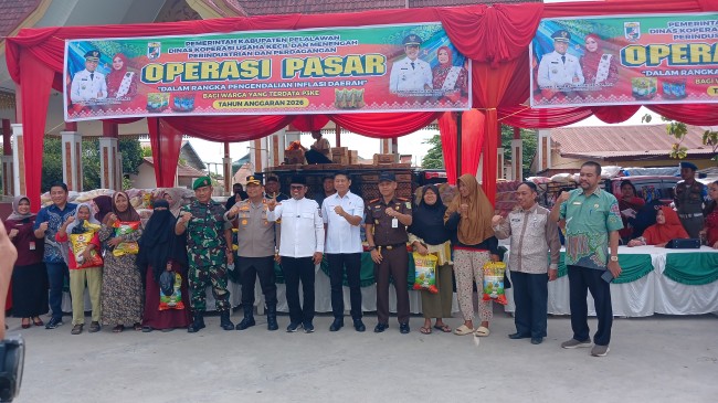 Bupati Zukri Buka Operasi Pasar, Bantu Warga P3KE Dapatkan Sembako Murah - Pekanbaruexpress