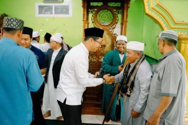 Idul Adha 1447 H, Wabup Rohil Jhony Charles Salurkan Sapi Kurban untuk Warga Ujung Tanjung - Pekanbaruexpress