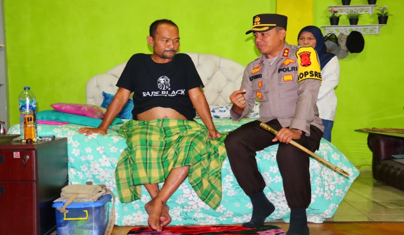 Diakhir Masa Jabatan,  Kapolres Sempatkan Bezuk Anggota Sakit