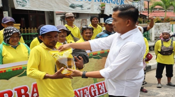 Polda Riau Bagikan Sembako ke Petugas Kebersihan Dinas PUPR  - Pekanbaruexpress