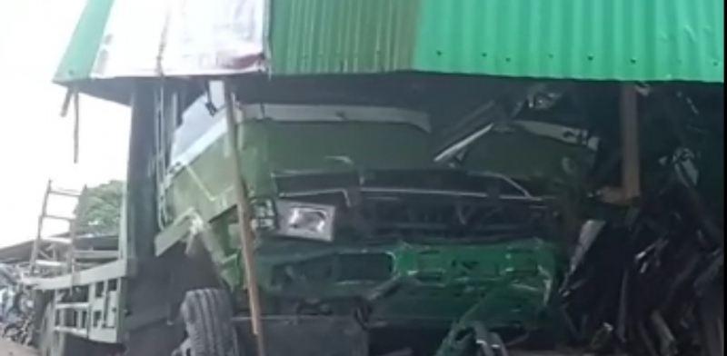 Truk Seruduk Delapan Bangunan di Panyalaian