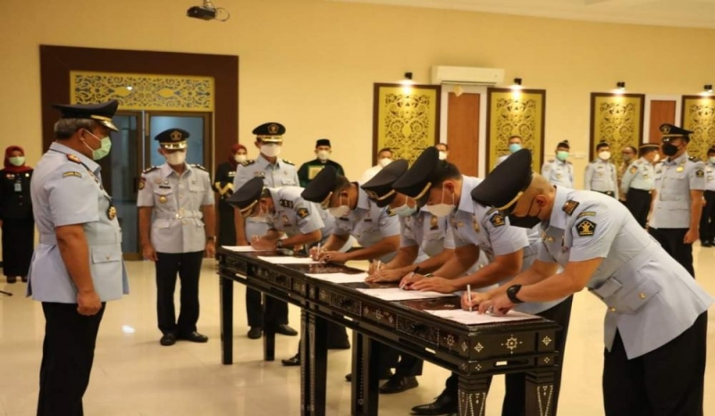  Kakanwil Menkum HAM  Riau  Lantik 14  Pejabat Keimigrasian 