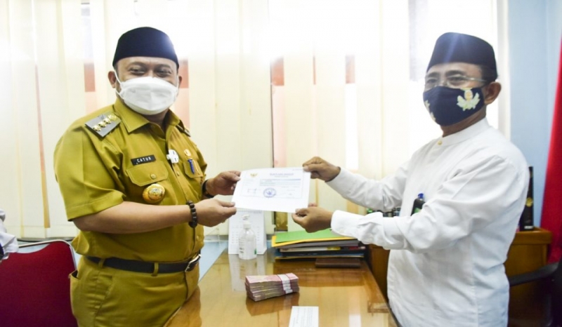 Bupati Kampar Serahkan Zakat ke Baznas