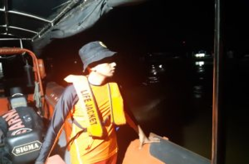  KM Bintang 88 Dihantam Ombak, Satu Nelayan Hilang Masih dalam Pencarian   .