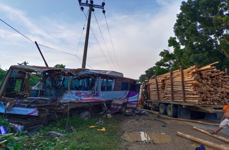  Bus Karyawan Tabrak Truk Kayu Balak, 1 Tewas, 12 Orang Luka-Luka 