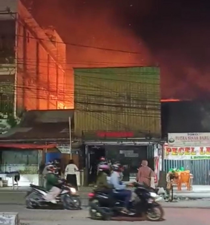 Malam Ini 3 Rumah Petak Dilahap 'Si Jago Merah'