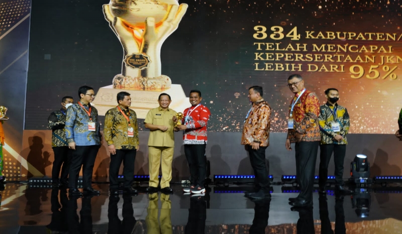 Berikan Jaminan Kesehatan Ke Masyarakat, Bupati Pelalawan Terima Penghargaan UHC dari BPJS  RI