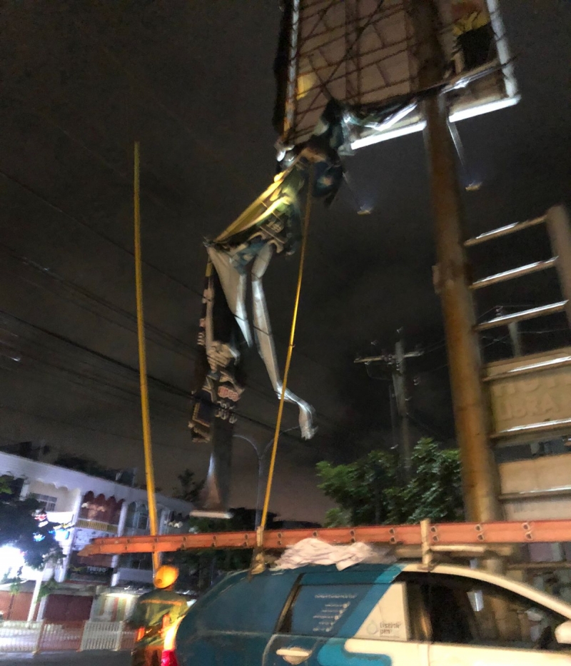 Diterbangkan Angin, Spanduk dan Baliho Mengenai Jaringan Listrik