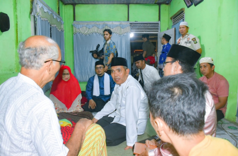 Safari Ramadhan, Pj Bupati Kampar Kamsol Sempatkan Jenguk Warga Sakit