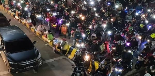 Ribuan Pemudik Menuju Sumatera Menumpuk di Pelabunan Ciwandan - Pekanbaruexpress