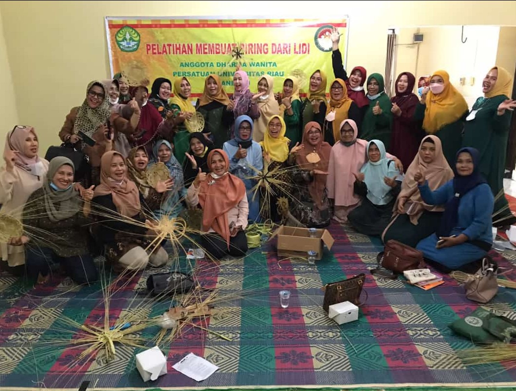 Kreatif, Dharma Wanita Persatuan Unri Taja Pelatihan Membuat Piring Lidi Sawit