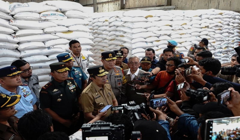 Jelang Nataru, Gubernur Riau Cek Rumah Ibadah dan Gudang Bulog