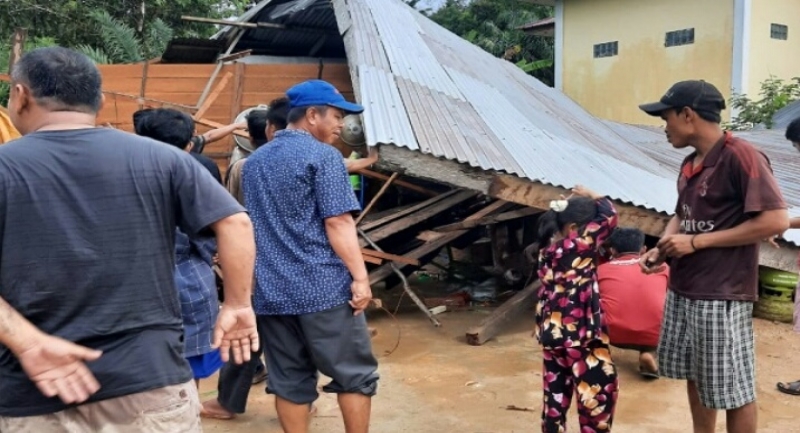 Dihantam Puting Beliung, Satu Unit Rumah di Desa Kemang Rata dengan Tanah 