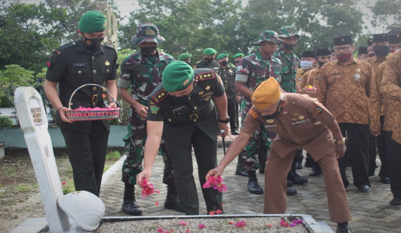 HUT ke-63 Yonif 132/BS, Laksanakan Ziarah Kubur Taman Makam Pahlawan