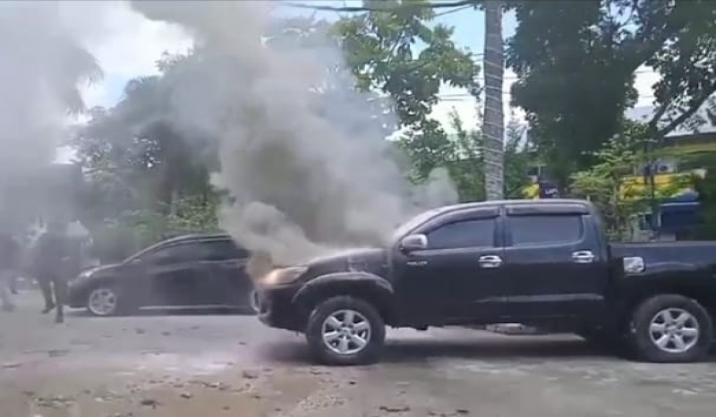 Heboh, Toyota Hilux Terbakar saat Parkir di Komplek MPP