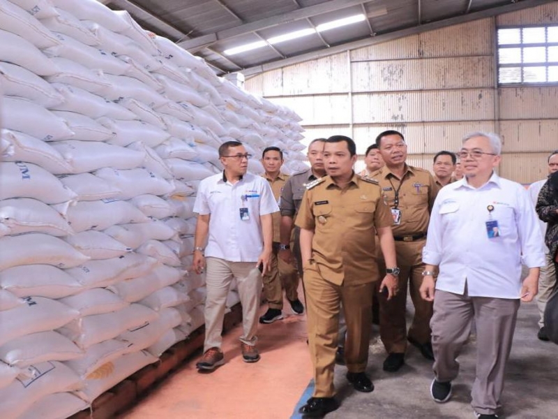 Antisipasi Lonjakan Harga, Pj Walikota Pekanbaru Tinjau Gudang Bulog
