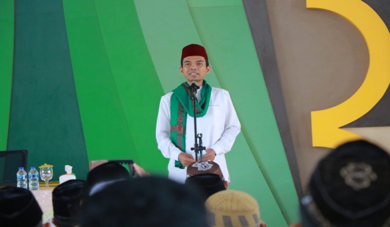 Ustadz  Abdul Somad Resmikan Quran Center Madani Masjid Al Firdaus