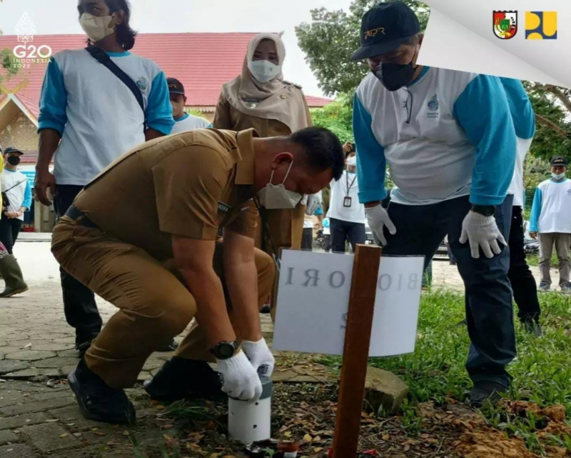 Hari Air se-Dunia, Ditandai Pemasangan Biopolar di Kantor Kecamatan Payung Sekaki