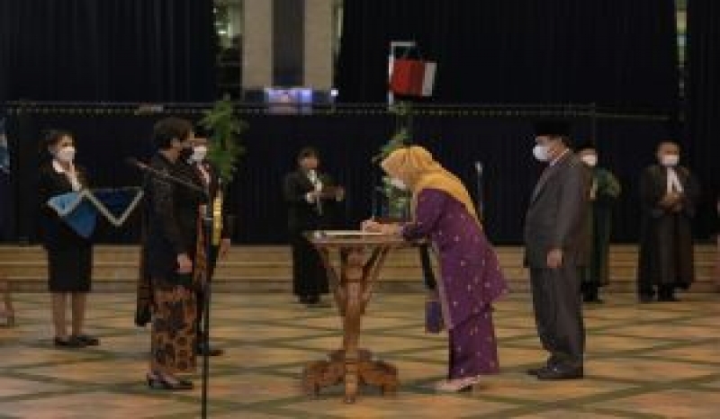 Prof Sri Indarti, Rektor Pertama Pimpin Unri, Gubri Ucapkan Selamat