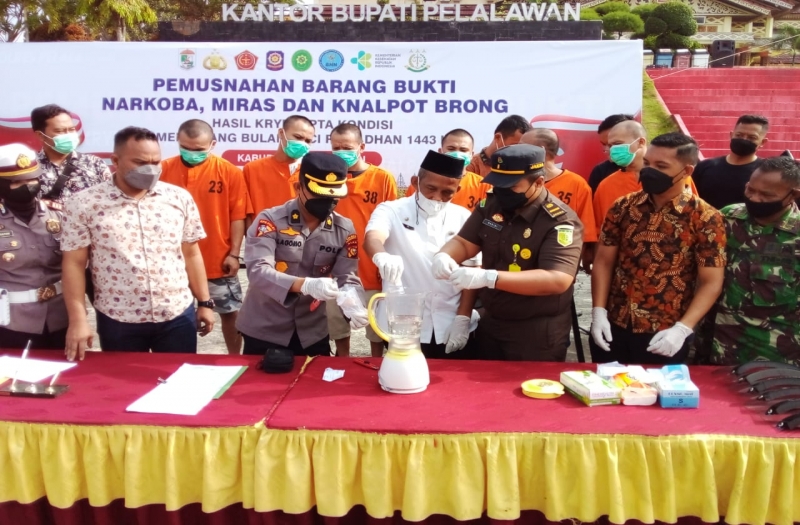 Polres Pelalawan Musnahkan Barang Bukti Miras Sebanyak 1.278 Botol 