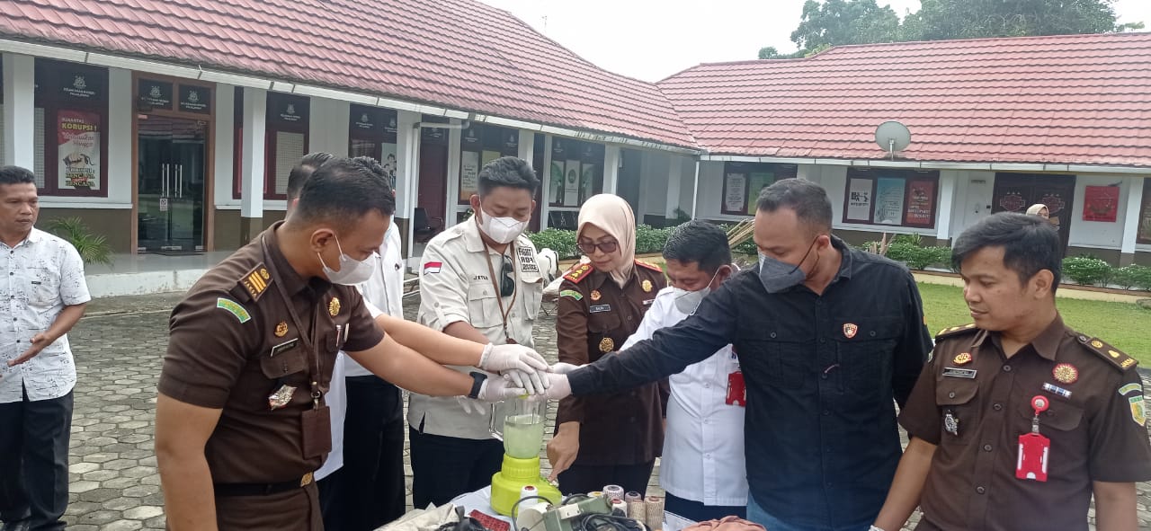 Kejaksaan Negri Pelalawan Musnahkan Barang Bukti Kejahatan