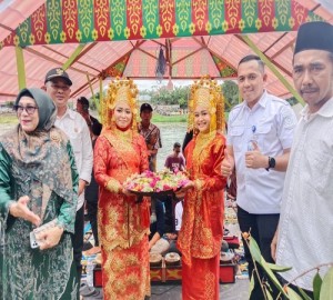 Mewakili Bupati Kampar , Camat Bangkinang Bersama Forkopimcam Lepas 8 Sampan Hias di Acara Balimau Kasai